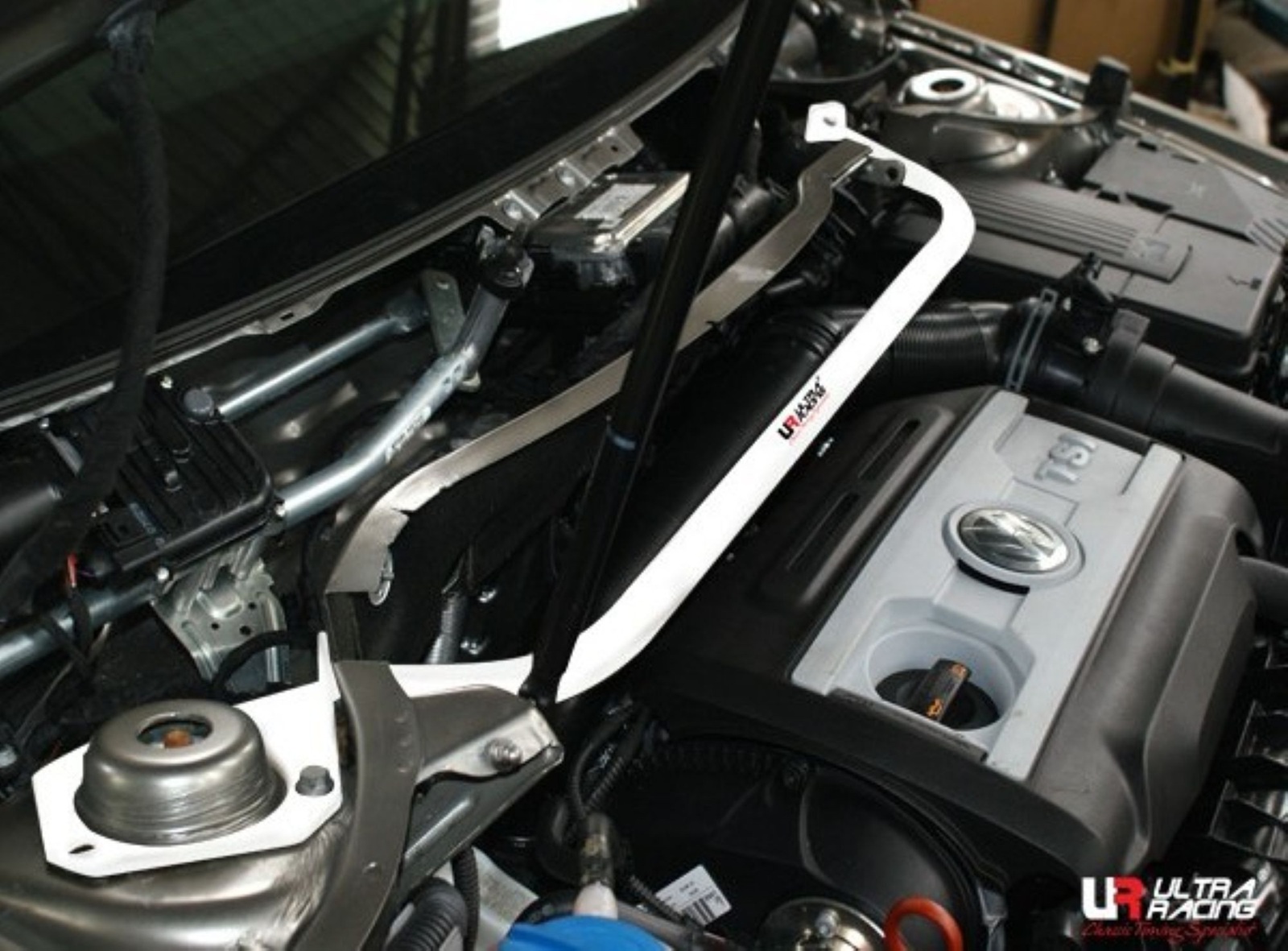 Skoda Superb, Volkswagen Magotan / Passat / CC - Front Strut Bar / Front Tower Bar / Front Upper Brace